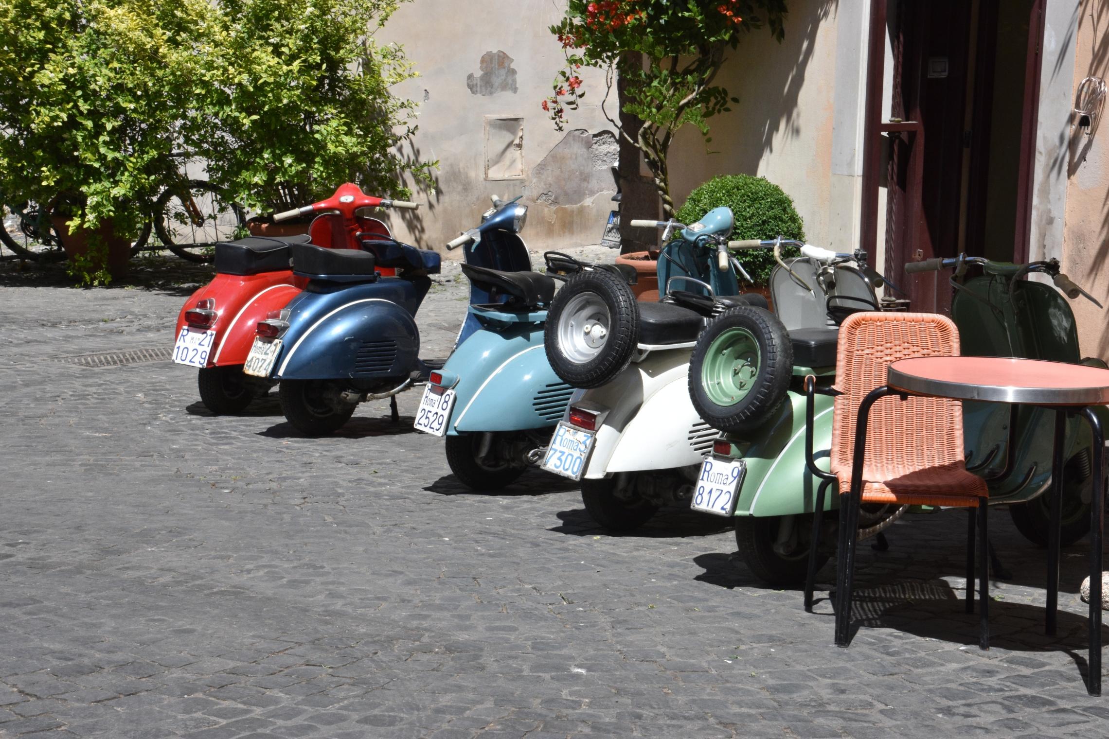 2017_06126_Piazza S.Salvatore in Lauro_Vespas